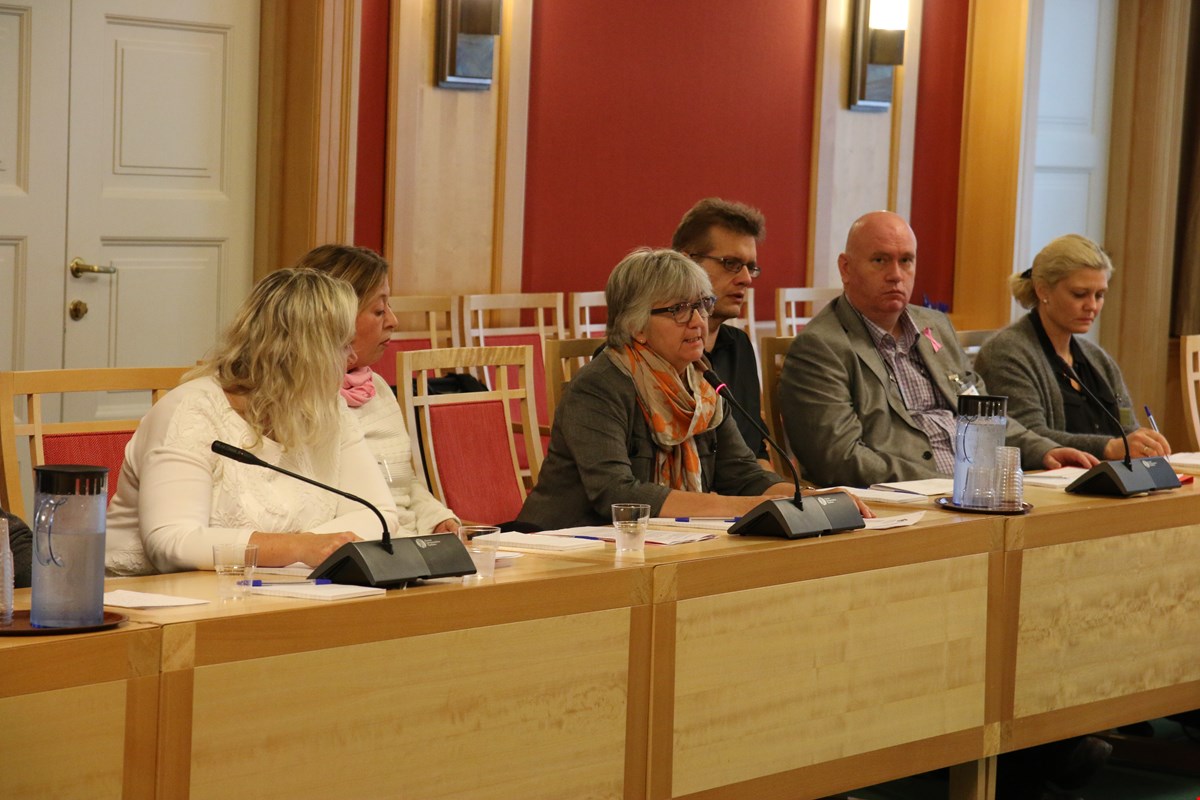 Rådgiver Kristin Benestad og generalsekretær Eva Buschmann under en høring i arbeids- og sosialkomiteen i forbindelse med statsbudsjettet for 2016. Foto: HEIDI ØSTHUS ERIKSSEN